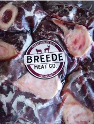  ??  ?? Breede Meat Co. glo daaraan om produkte te ontwikkel wat gerieflik is vir tuiskokke om voor te berei.