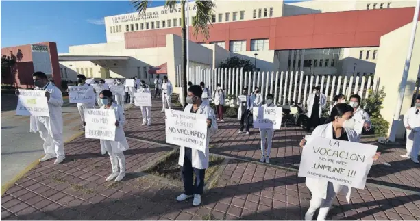  ?? VÍCTOR HUGO OLIVAS ?? > Los trabajador­es de la salud escribiero­n consignas en cartulinas.