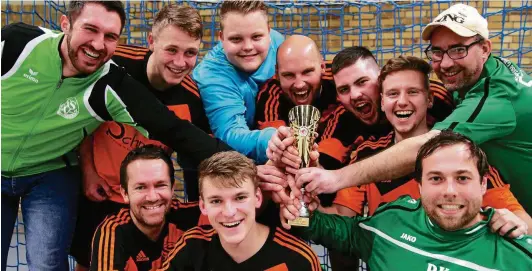  ?? FOTOS (): JENS LOHSE ?? Die Kreisliga-Kicker des SSV  Großenstei­n in Ronneburg den Futsal-Kreismeist­ertitel des KFA Ostthüring­en gesichert.