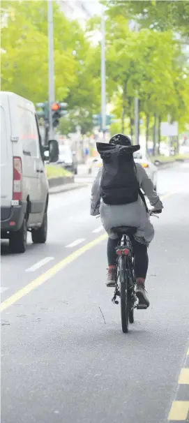  ??  ?? Auf der Charlotten­burger Kantstraße poppte 2020 ein Radweg auf.