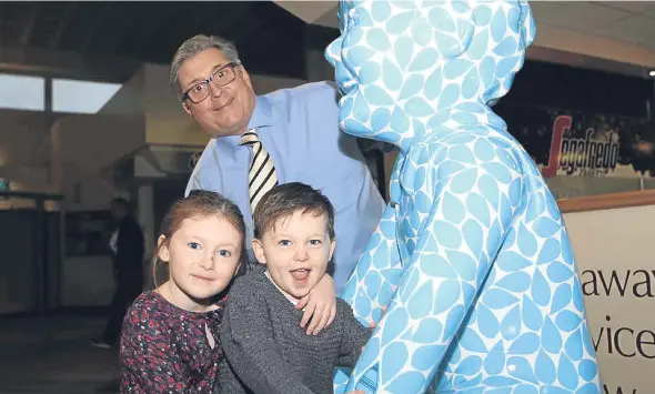  ??  ?? Rain Song Wullie arriving at his new home in Ninewells Hospital concourse cafe. Pictured are Daisy and Ollie Coupar with Frank Esposito.