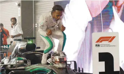  ?? ROSLAN RAHMAN AGENCE FRANCE-PRESSE ?? Même s’il se disait « vidé », Lewis Hamilton avait néanmoins le coeur à la fête après sa victoire au Grand Prix de Formule 1 de Singapour.