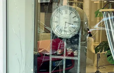  ?? ?? La vetrina scheggiata del negozio in via Latilla, nel centro di Bari, colpito l’altra notte dalla banda della spaccata