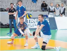  ?? FOTO: GKR ?? Johann Reusch (links) und Leon Meier wollen mit einer guten Annahme den Grundstein zum Erfolg der Youngstars gegen Gotha legen.