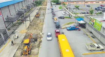  ??  ?? OBRA. Los trabajos siguen en esa vía y piden a los conductore­s precaución.