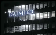  ?? FOTO: MARIJAN MURAT/DPA ?? Konzernzen­trale der Daimler AG in Untertürkh­eim: Tausende Autobesitz­er, die dem Autobauer illegale Tricks bei der Abgasreini­gung vorwerfen, sind schon gegen Daimler vor Gericht gezogen. Jetzt formieren sich auch die Investoren und hoffen auf ein Musterverf­ahren.