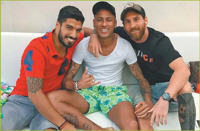  ?? NA ?? TODOS PARA UNO. Junto con sus amigos Neymar y Suárez, Leo les exige a las federacion­es europeas que habiliten a los jugadores para las Eliminator­ias.