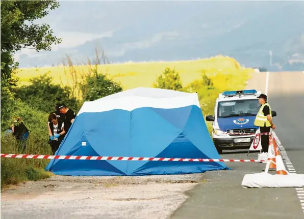  ?? Foto: Jesus Andrade/El Correo, dpa ?? 21. Juni 2018: Eine Woche nach ihrem Verschwind­en wird die Studentin Sophia Lösche tot in einem Straßengra­ben in Nordspanie­n gefunden.