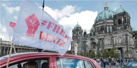  ?? FOTO: EPD ?? Einige Hundert Menschen nahmen in Berlin am Autokorso für den inhaftiert­en Journalist­en Deniz Yücel teil – der gestern Geburtstag hatte.