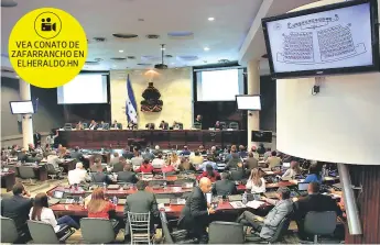  ?? FOTO: MARIO URRUTIA ?? Aunque no estuvo presente todo el pleno de diputados en la sesión de ayer, doce parlamenta­rios decidieron no emitir su sufragio durante la votación que ratificaba la penalizaci­ón del aborto.