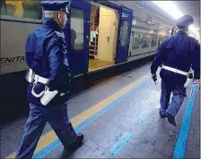  ??  ?? Polfer Gli agenti hanno riportato la calma a bordo del mezzo pubblico