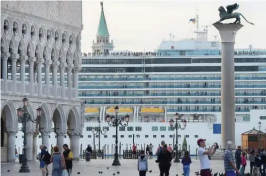  ?? © Vandeville Eric/abaca ?? Venetië geeft al een jaar een desolate aanblik (foto rechts), maar de eerste cruisesche­pen (op de foto links eentje uit 2017) meren alweer aan. Gingen we dat niet verbieden?