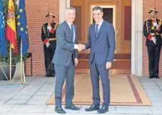  ??  ?? Jens Stoltenber­g, secretario general de la OTAN, con el presidente de España, Pedro Sánchez, el pasado 3 de julio en el Palacio de la Moncloa, en Madrid.