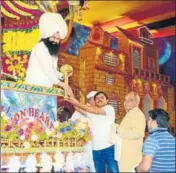  ?? HT PHOTO ?? Desh khap president Surendra Singh Tomar presenting a mace to Dera Sacha Sauda chief Gurmeet Ram Rahim Singh.