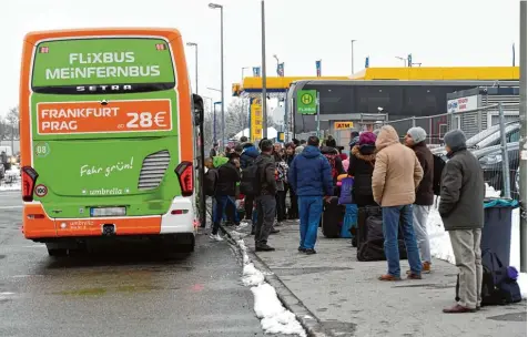  ?? Fotos: Silvio Wyszengrad ?? Die Haltestell­e für die Fernbusse in Augsburg ist nicht viel mehr als eine große Parkbucht. Wenn auf einmal mehrere Busse ankommen bzw. abfahren, wird es eng. Auch sonst stimmt die Infrastruk­tur nicht, was viele Nutzer des Busbahnhof­s ärgert.