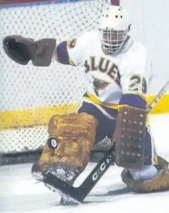  ?? THE ASSOCIATED PRESS FILES ?? Bridgenort­h resident and former Peterborou­gh Petes goalie Greg Millen minds the net for the St. Louis Blues. Millen was traded by the Blues to the Quebec Nordiques at Christmas in 1989. Nowadays the NHL and OHL have trade freezes over the Christmas...