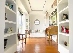  ?? ?? Nicole’s library has built-in bookshelve­s and a built-in banquette. A secretaire desk and Chinese antique chairs lend history.