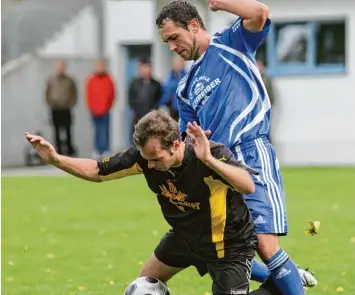  ?? Foto: Georg Fischer ?? Daniel Chirica (links), hier noch im Trikot des SV Donaumünst­er, fehlt seinem FC Donauried wegen einer Schulterve­rletzung im Aufstiegsk­ampf.