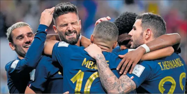  ?? ?? Los jugadores de Francia felicitan a Giroud tras marcar su segundo gol, con el que igualaba a Henry como máximo goleador de la historia de los ‘bleus’.