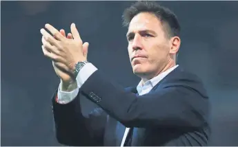  ??  ?? SOLIDARIDA­D. Eduardo Berizzo padece de cáncer de próstata y ayer apareció entrenando con normalidad al plantel del Sevilla.