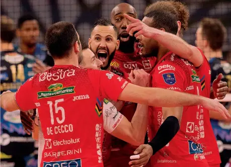  ?? ZANI ?? Urlo di gioia L’esultanza dei giocatori di Civitanova per il successo in gara-3 della finale scudetto contro Perugia: una vittoria arrivata in soli 81’ di gioco