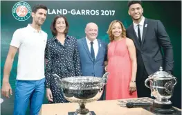  ?? (From left): — AFP ?? Novak Djokovic, Garbine Muguruza, President of the French Federation of Tennis Bernard Giudicelli, French Boxing Olympic champions Estelle Mossely and her partner Tony Yoka pose for a photograph during the official draw.