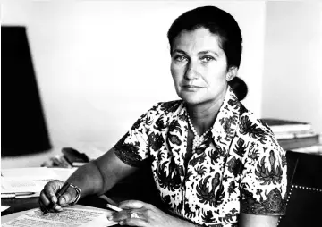  ??  ?? Ministre En 1974, Simone Veil pose dans ses nouveaux bureaux du ministère de la Santé.