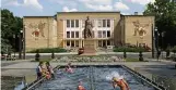  ?? MARCEL KLIEMANN ?? Abkühlung: In Bender gibt es kein Freibad. Also planschen die Kinder schon mal im Stadtbrunn­en.