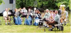  ?? Foto: Michael Mäusly ?? Ab dem späten Nachmittag unterhielt das Dampfnudel­gebläse erst im Freien – und dann lockte das Langerring­er Ensemble mit seiner Musik zu kühlerer Stunde doch noch zum Umzug ins Innere des Musikanten­stadl.