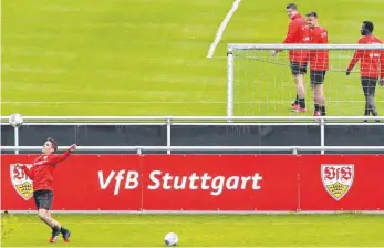  ?? FOTO: KEPPLER/IMAGO IMAGES. ?? Ob die Spieler des VfB Stuttgart wieder voll trainieren und spielen können, entscheide­t die Politik.