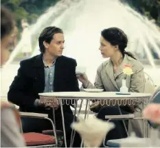  ??  ?? DDR-Maler Kurt (Tom Schilling) mit seiner Freundin Ellie (Paula Beer).