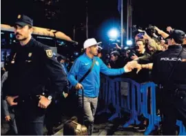  ?? AFP. ?? Carlos Tévez saludó a los fanáticos a su llegada al hotel en Madrid.