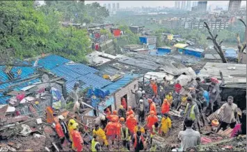  ?? SATISH BATE/HT PHOTO ?? ials attempt to bring people stuck under the debris in Mumbai’s Chembur on Sunday.