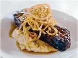  ?? Michael Wyke/ Contributo­r ?? Janice’s Meatloaf comes with mashed potatoes, crispy onion strings and Bordelaise sauce.