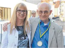  ?? FOTO: KB ?? Margarete Lehmann beglückwün­schte Dieter Gwiasda, der zum 50. Mal das Sportabzei­chen ablegte.