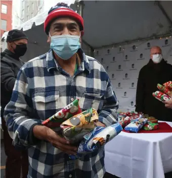  ??  ?? SPIRITUAL BOOST: Residents receive gifts as Cardinal Sean O’Malley visits the Pine Street Inn on Thursday.