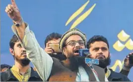  ?? AFP FILE ?? JamaatudDa­wah chief Hafiz Saeed (centre) at a rally in Lahore.