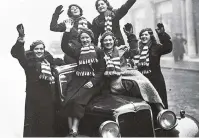  ??  ?? Camaraderi­e: Irish rugby fans in London in 1937