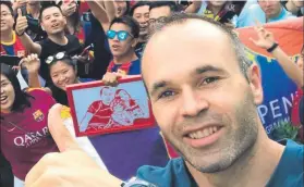  ??  ?? Iniesta empezó su gira por Kuwait y China cuando Valverde llegó a Barcelona