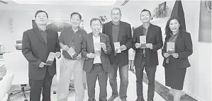  ?? ?? PERTEMUAN: (Dari kiri) David Wang, Denis Tan, Dr Sim, Dunstan Chan, Eric Tan dan Lily Tiong merakamkan kenangan.