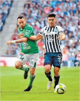  ?? IMAGO7 ?? Rubens Sambueza y Jesús Gallardo disputan la pelota.