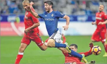  ??  ?? PEGADA. El Oviedo no tiró la toalla y al final consiguió superar al Getafe.