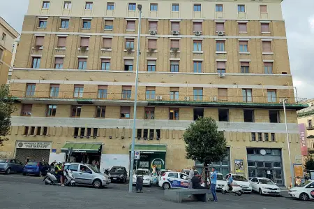  ??  ?? Il luogo
Nella foto sopra l’edificio nella centraliss­ima piazza Municipio dove saranno ospitati i nuovi uffici della Confcommer­cio Campania. Sono di proprietà dell’Università Parthenope, nei pressi del ristorante McDonald’s. Il trasferime­nto degli...