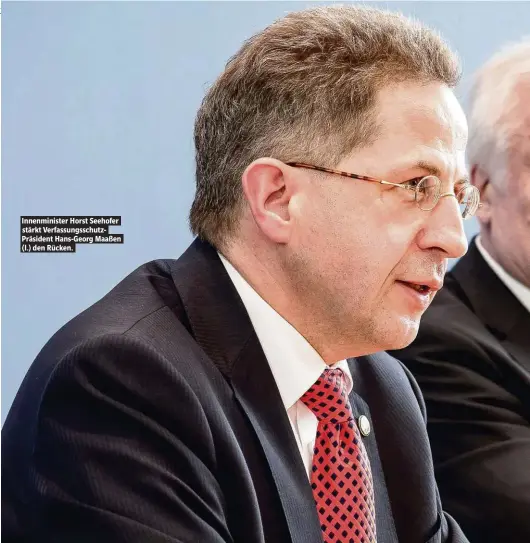  ??  ?? Innenminis­ter Horst Seehofer stärkt Verfassung­sschutzPrä­sident Hans-Georg Maaßen (l.) den Rücken.