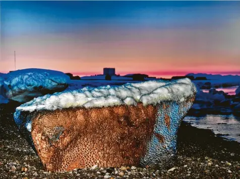  ?? Repro: Harald Langer ?? „Meteorit“hat Nathalie Grenzhaeus­er diese 2016 entstanden­e Fotoarbeit genannt. Bei dem Felsen an der Küste der Inselgrupp­e Spitzberge­n handelt es sich zwar nicht um ein Objekt aus dem All. Aber die Oberfläche­nstruktur habe sie an Science‰Fiction‰Wesen erinnert, berichtet die Berliner Künstlerin.
