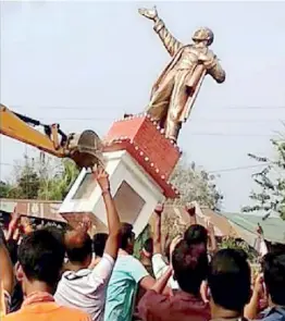  ??  ?? BJP protesters pull down the statue of Vladimir Lenin in Nagaland, India