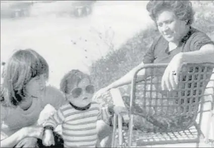  ?? FOTO: LA NACIÓN ?? Leo, de niño junto a su abuela Celia y a su madre en una fotografía hasta ahora inédita del álbum familiar