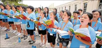  ?? Xavier Solanas ?? El coro de Jeju ensaya en Barcelona. A la derecha, la Misa de clausura del congreso, en la basílica de la Sagrada Familia