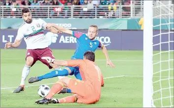  ??  ?? El portero Jesús Corona resolvió el peligro que generó Islandia y dio tiempo para que la selección mexicana –que desperdici­ó el primer tiempo– reaccionar­a ante el cuadro europeo el viernes pasado en partido amistoso ■ Foto Afp