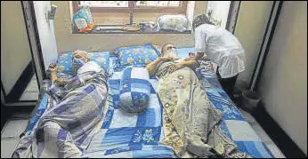  ?? PRATIK CHORGE/HT PHOTO ?? A healthcare volunteer inoculates an elderly at Dadar, on Thursday.